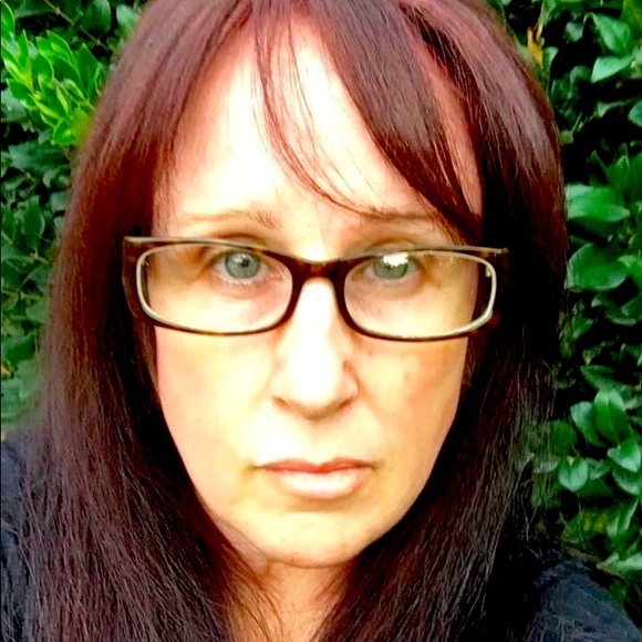 Meet your Posher, Nicole - Picture 2 of 2